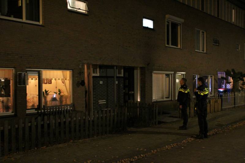 Brandweer verricht metingen na vreemde geur in woning