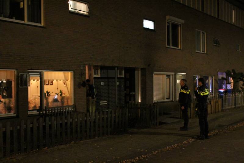 Brandweer verricht metingen na vreemde geur in woning