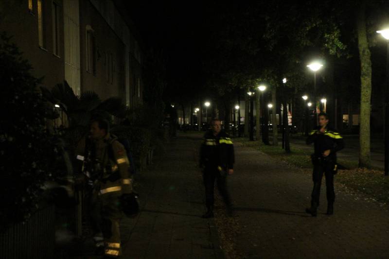 Brandweer verricht metingen na vreemde geur in woning