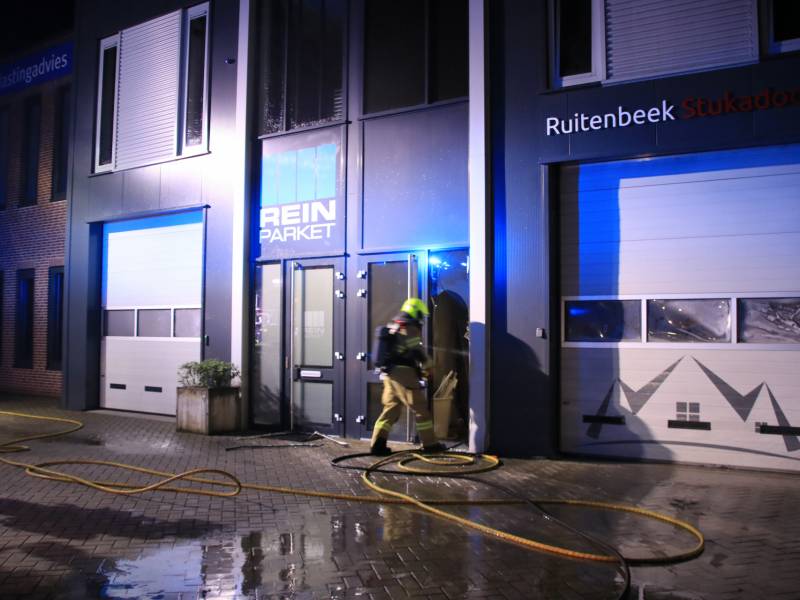 Brand in loods van stucadoorsbedrijf