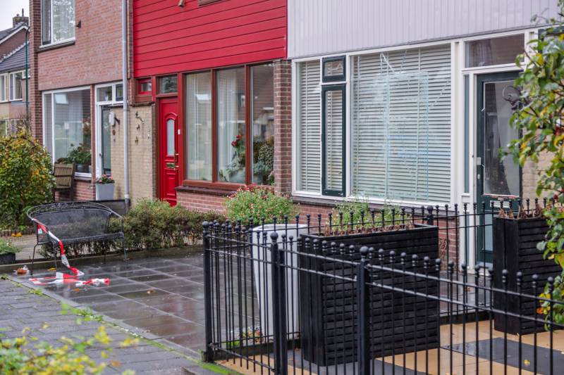 Explosie in voortuin woning door zwaar vuurwerk, twee mannen aangehouden