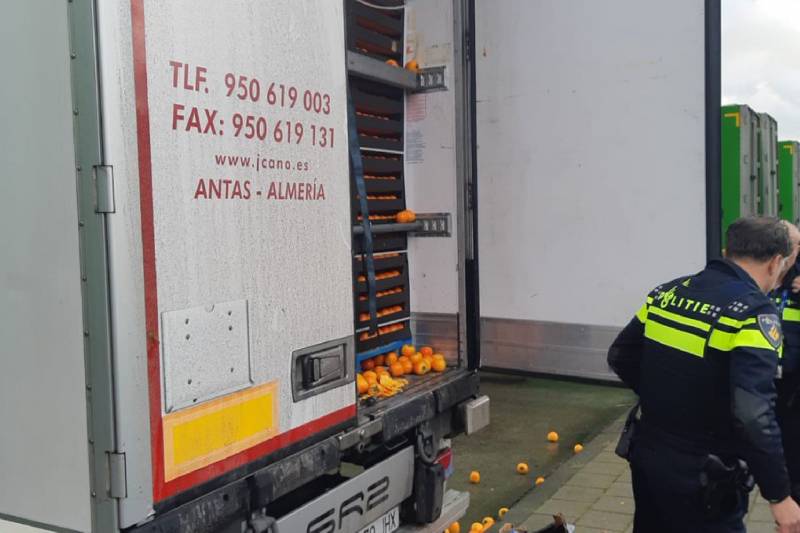 Vluchtelingen springen uit Spaanse vrachtwagen met sinaasappels