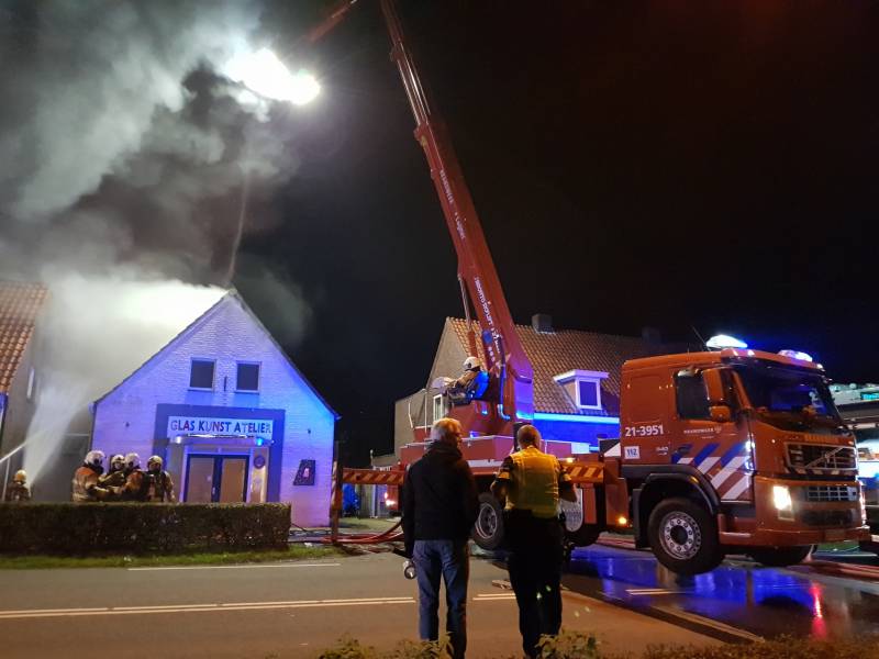 Twee woningen ontruimd na uitslaande brand in atelier