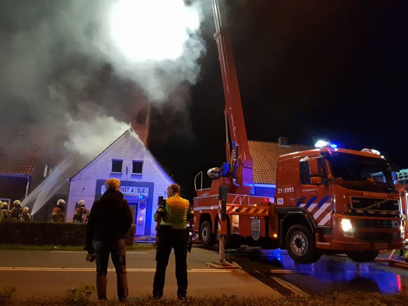 Twee woningen ontruimd na uitslaande brand in atelier