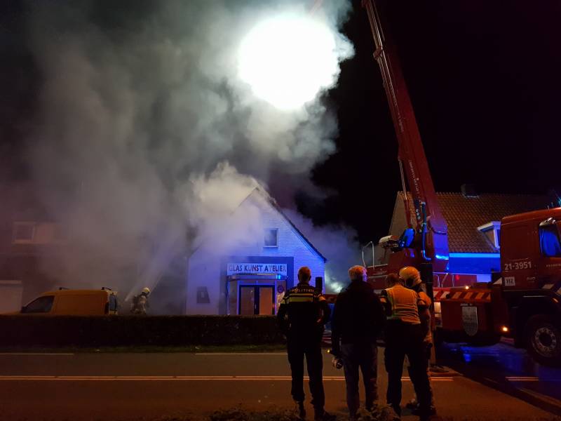 Twee woningen ontruimd na uitslaande brand in atelier