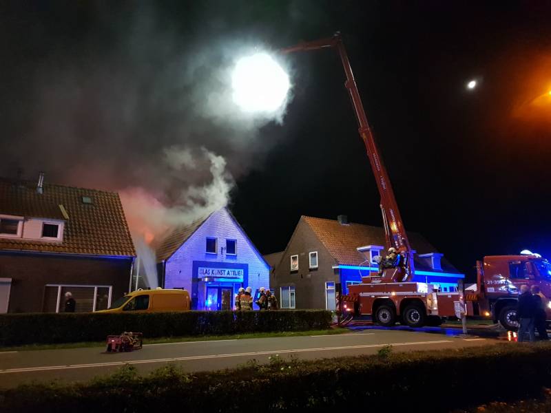 Twee woningen ontruimd na uitslaande brand in atelier