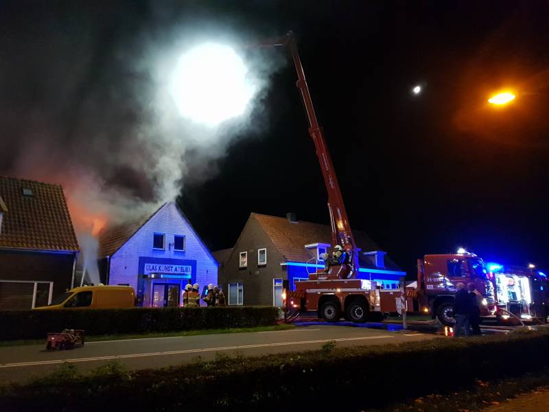 Twee woningen ontruimd na uitslaande brand in atelier