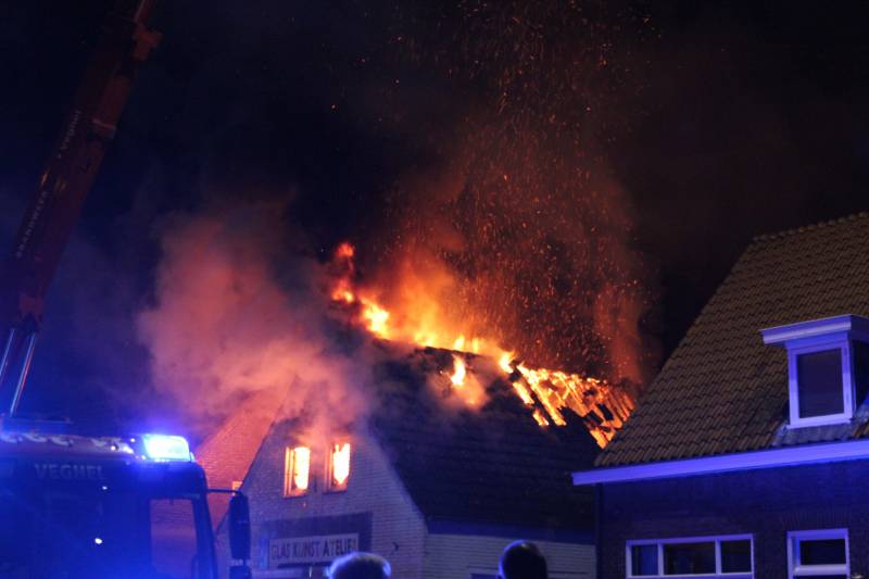 Twee woningen ontruimd na uitslaande brand in atelier