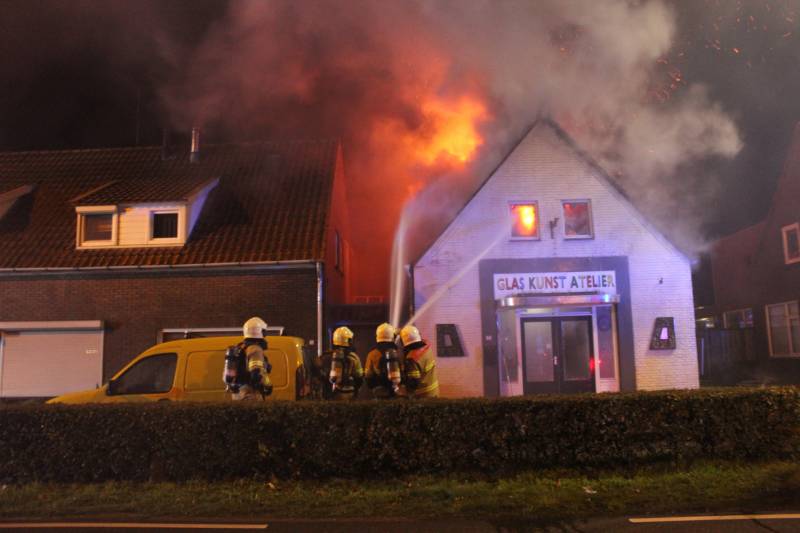 Twee woningen ontruimd na uitslaande brand in atelier