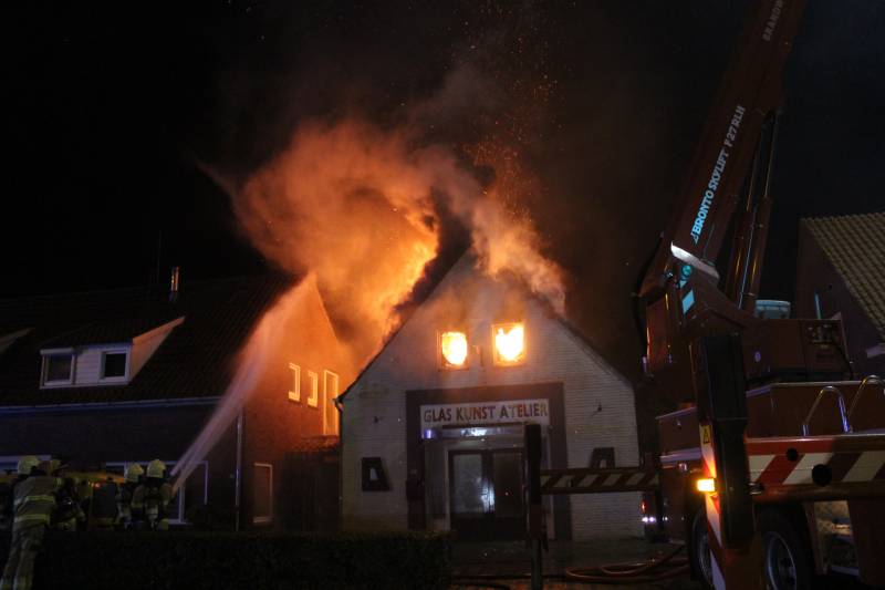 Twee woningen ontruimd na uitslaande brand in atelier