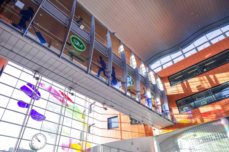 Brandweer verricht metingen na vreemde lucht in kantoorpand