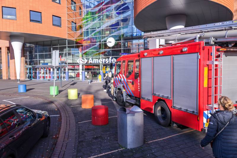 Brandweer verricht metingen na vreemde lucht in kantoorpand