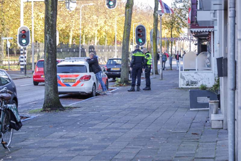 Auto en fietser komen met elkaar in botsing