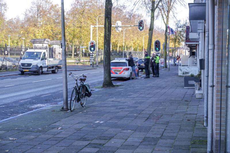 Auto en fietser komen met elkaar in botsing