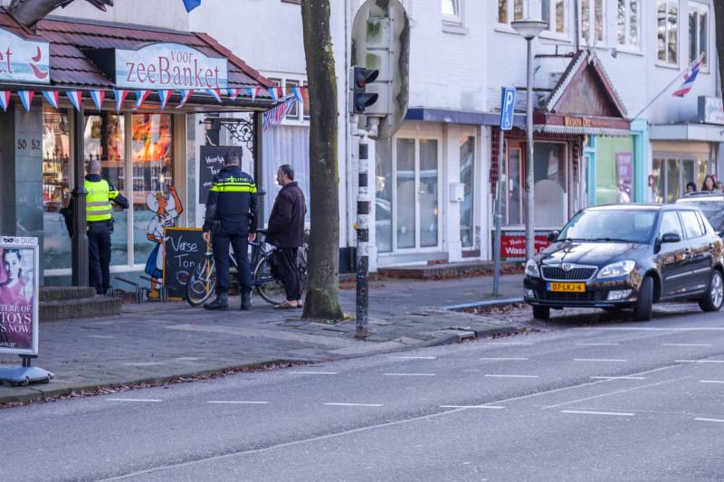 Auto en fietser komen met elkaar in botsing