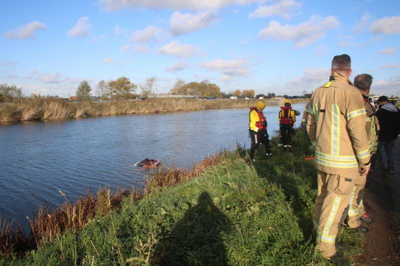 Bestuurder belandt met auto te water na uitwijkmanoeuvre