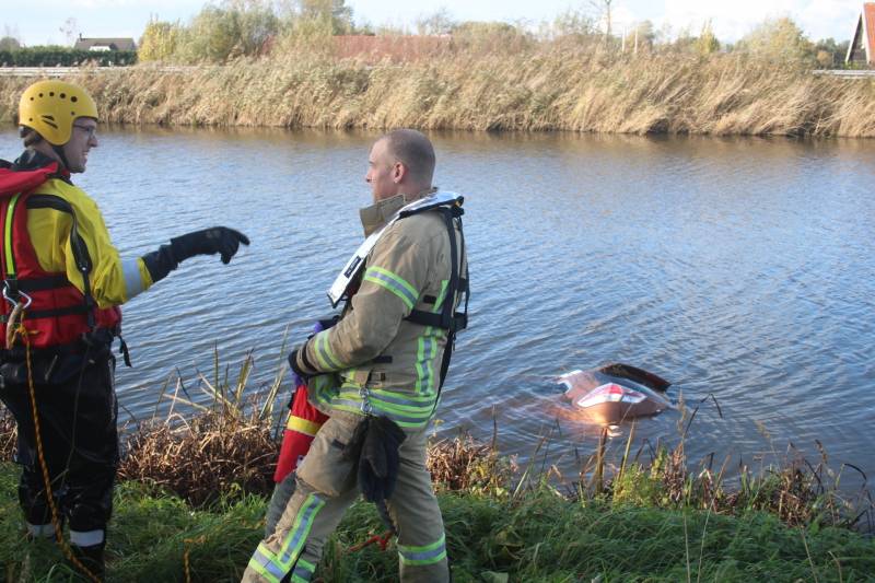 Bestuurder belandt met auto te water na uitwijkmanoeuvre
