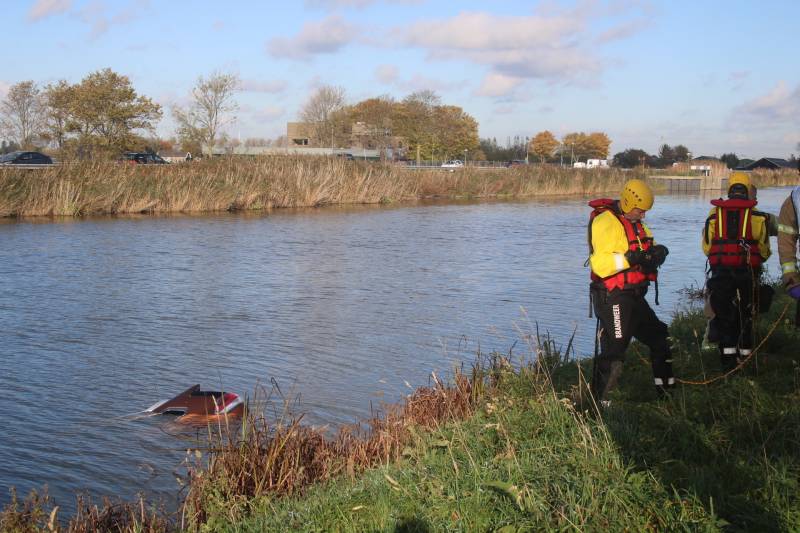 Bestuurder belandt met auto te water na uitwijkmanoeuvre