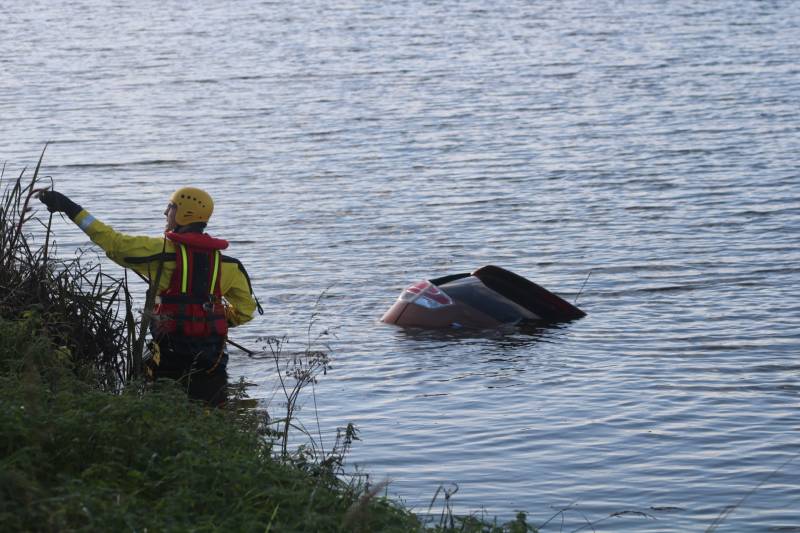 Bestuurder belandt met auto te water na uitwijkmanoeuvre