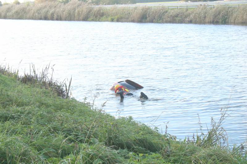 Bestuurder belandt met auto te water na uitwijkmanoeuvre