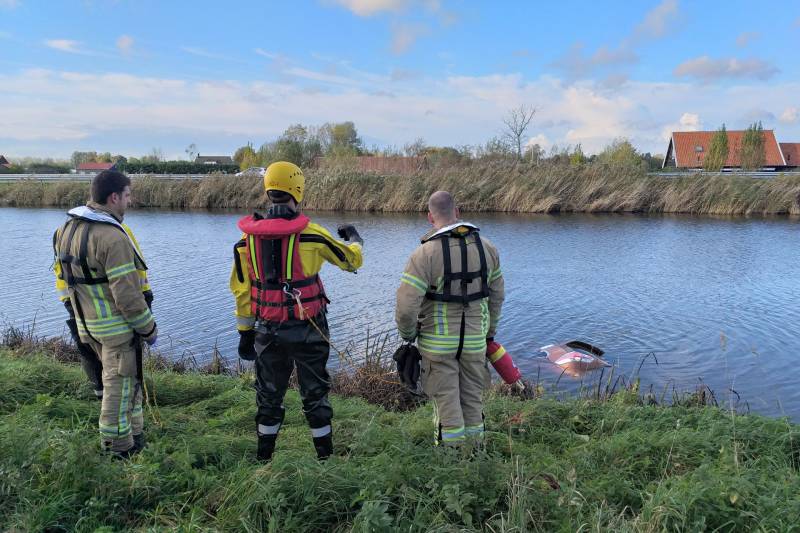 Bestuurder belandt met auto te water na uitwijkmanoeuvre