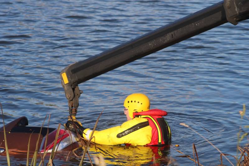 Bestuurder belandt met auto te water na uitwijkmanoeuvre