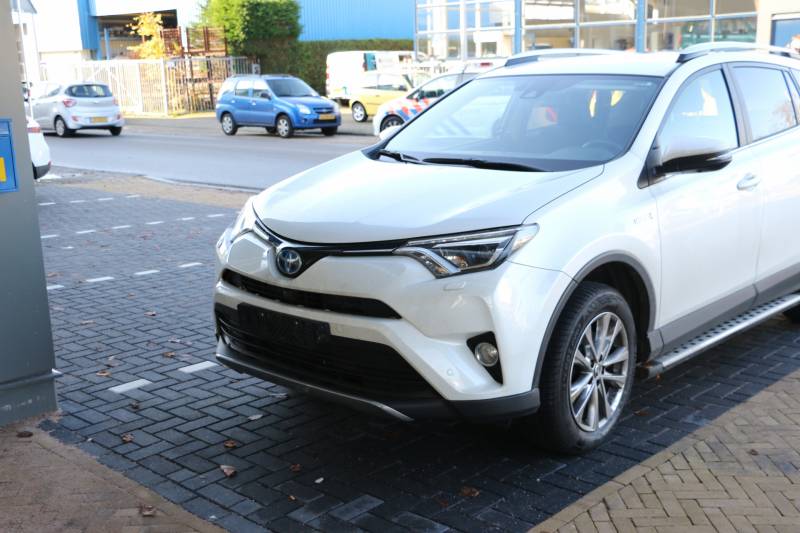 Snorbrommer aangereden door personenauto