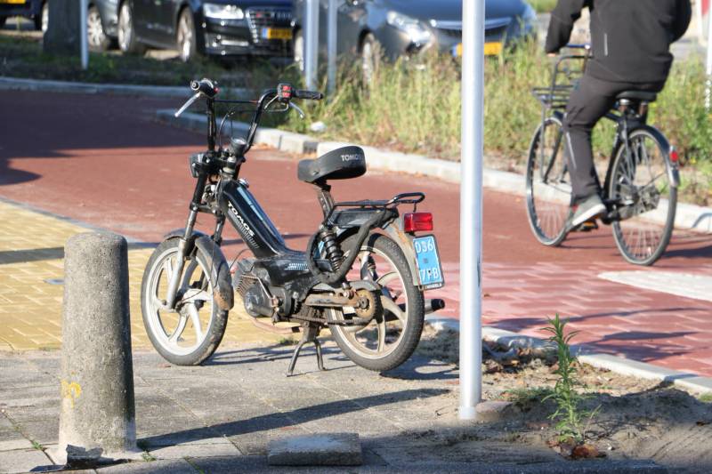 Snorbrommer aangereden door personenauto
