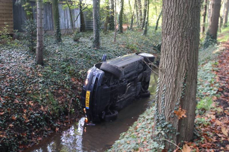 Auto rijdt sloot in