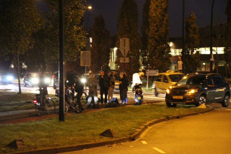 Scooter en fietser botsen op rotonde in Vathorst