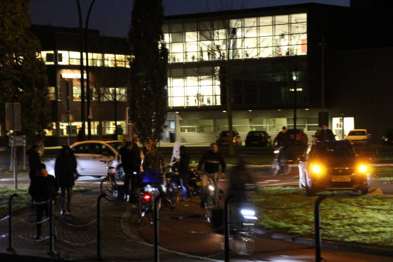 Scooter en fietser botsen op rotonde in Vathorst