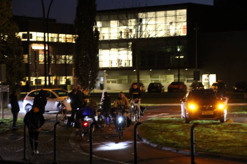 Scooter en fietser botsen op rotonde in Vathorst