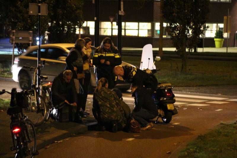Scooter en fietser botsen op rotonde in Vathorst