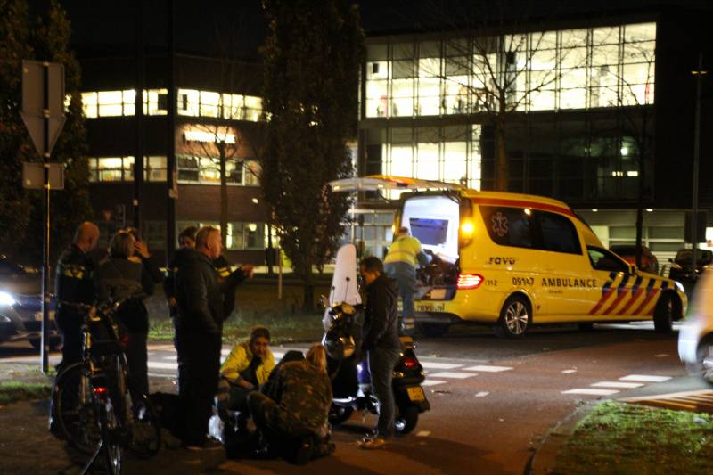 Scooter en fietser botsen op rotonde in Vathorst