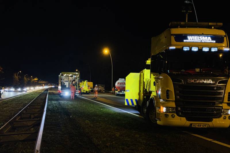 Tankwagen knalt op maaivoertuig, drie personen gewond