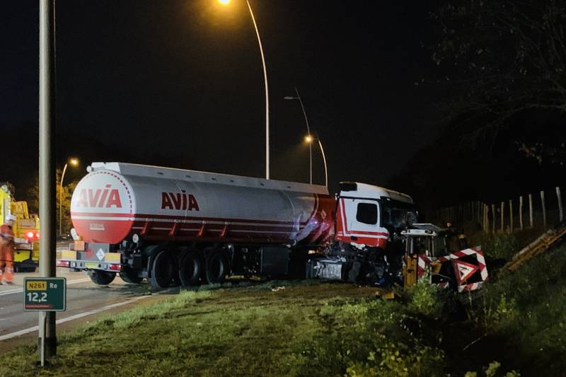 Tankwagen knalt op maaivoertuig, drie personen gewond