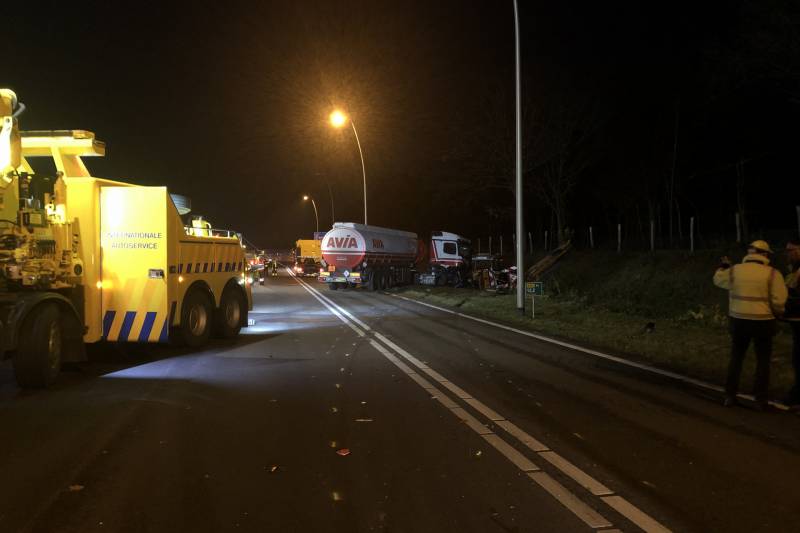 Tankwagen knalt op maaivoertuig, drie personen gewond