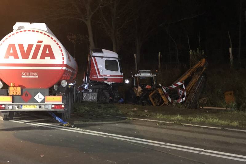 Tankwagen knalt op maaivoertuig, drie personen gewond