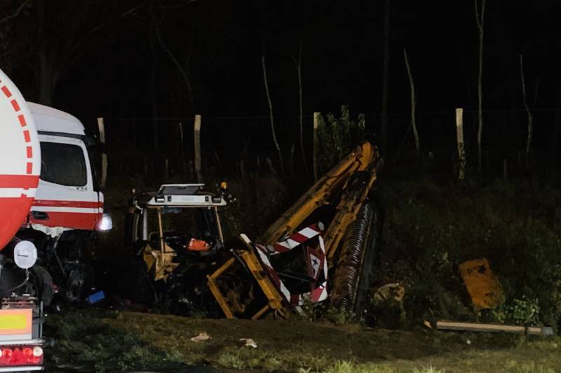 Tankwagen knalt op maaivoertuig, drie personen gewond