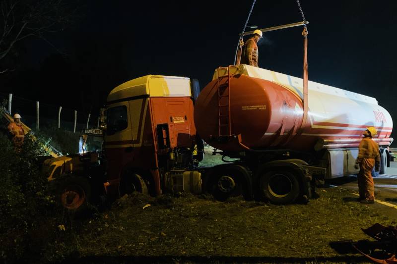 Tankwagen knalt op maaivoertuig, drie personen gewond