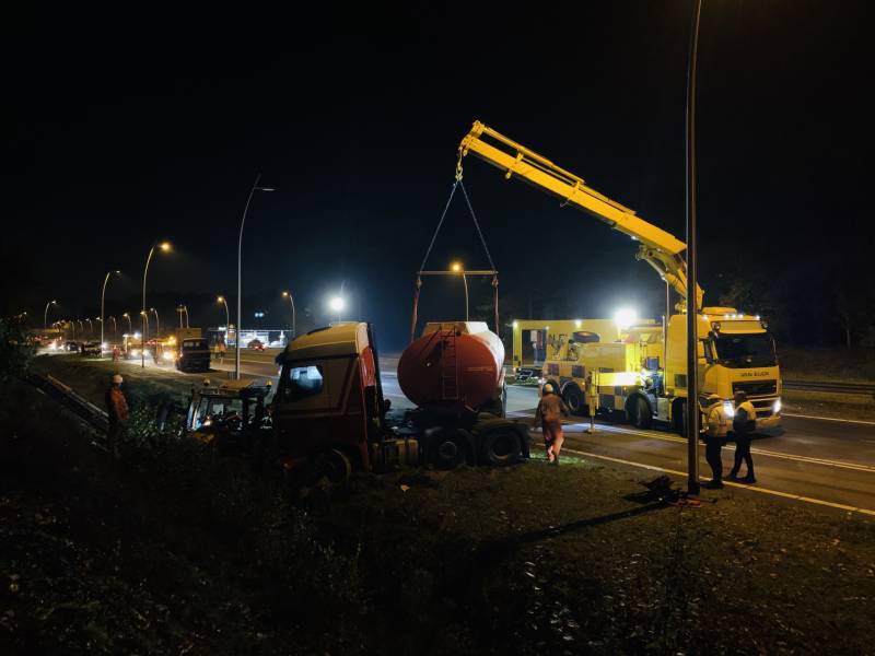Tankwagen knalt op maaivoertuig, drie personen gewond