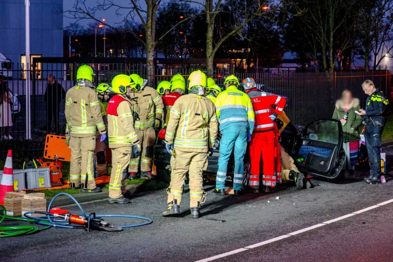 Enorme ravage bij zwaar ongeval in Albrandswaard, twee personen gewond