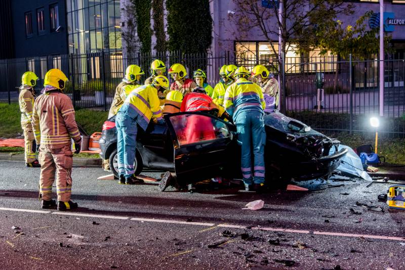 Enorme ravage bij zwaar ongeval in Albrandswaard, twee personen gewond