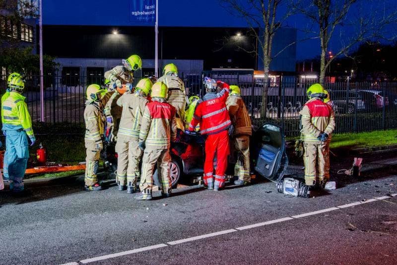 Enorme ravage bij zwaar ongeval in Albrandswaard, twee personen gewond