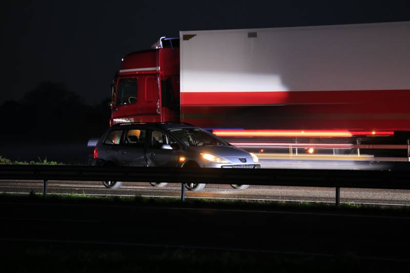 Flinke file na aanrijding met vrachtwagen