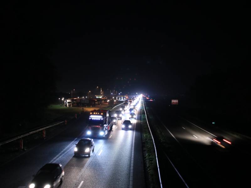 Flinke file na aanrijding met vrachtwagen