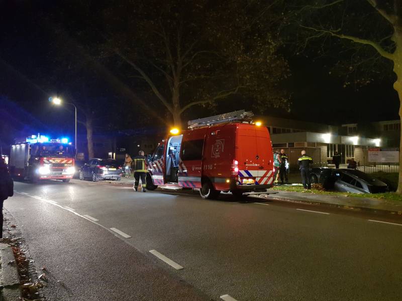 Personenauto belandt in sloot