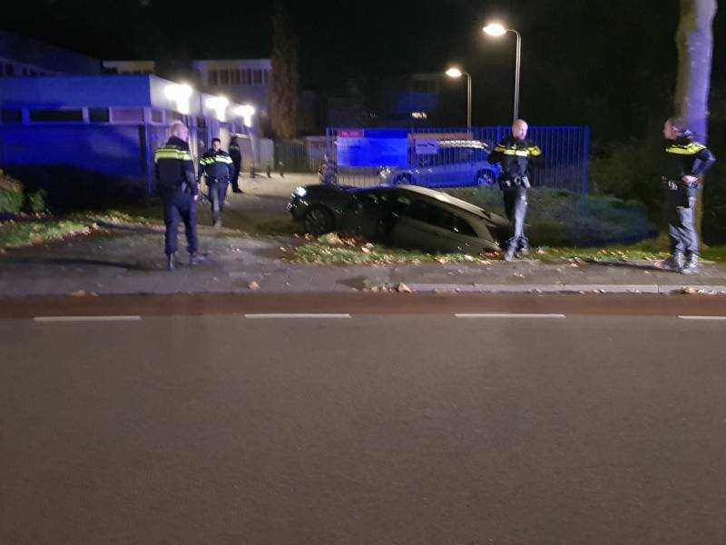 Personenauto belandt in sloot
