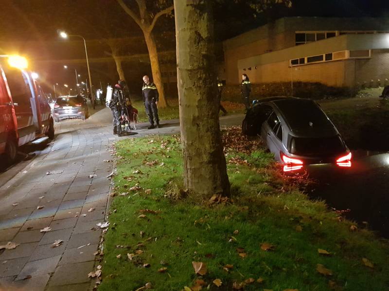 Personenauto belandt in sloot
