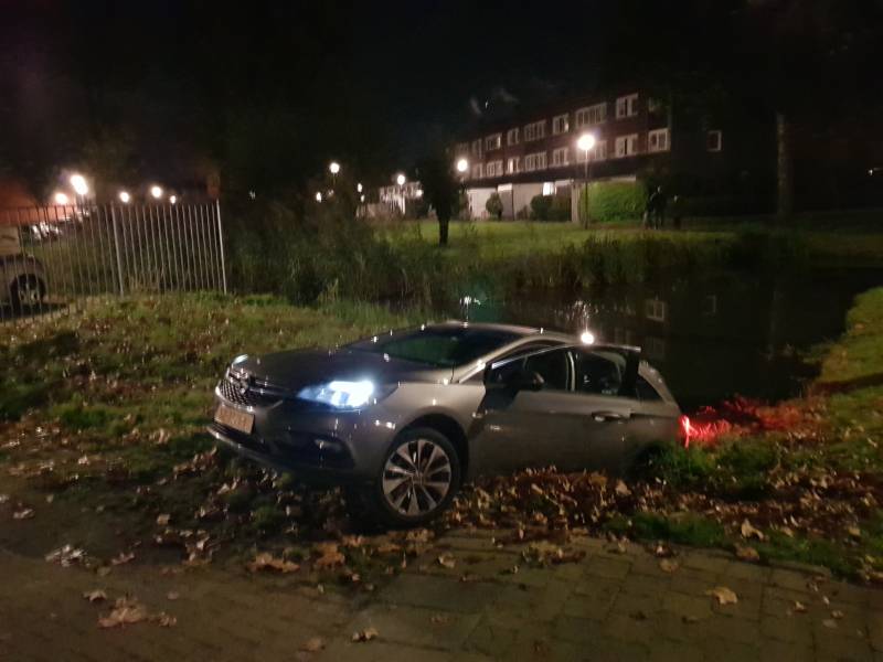 Personenauto belandt in sloot